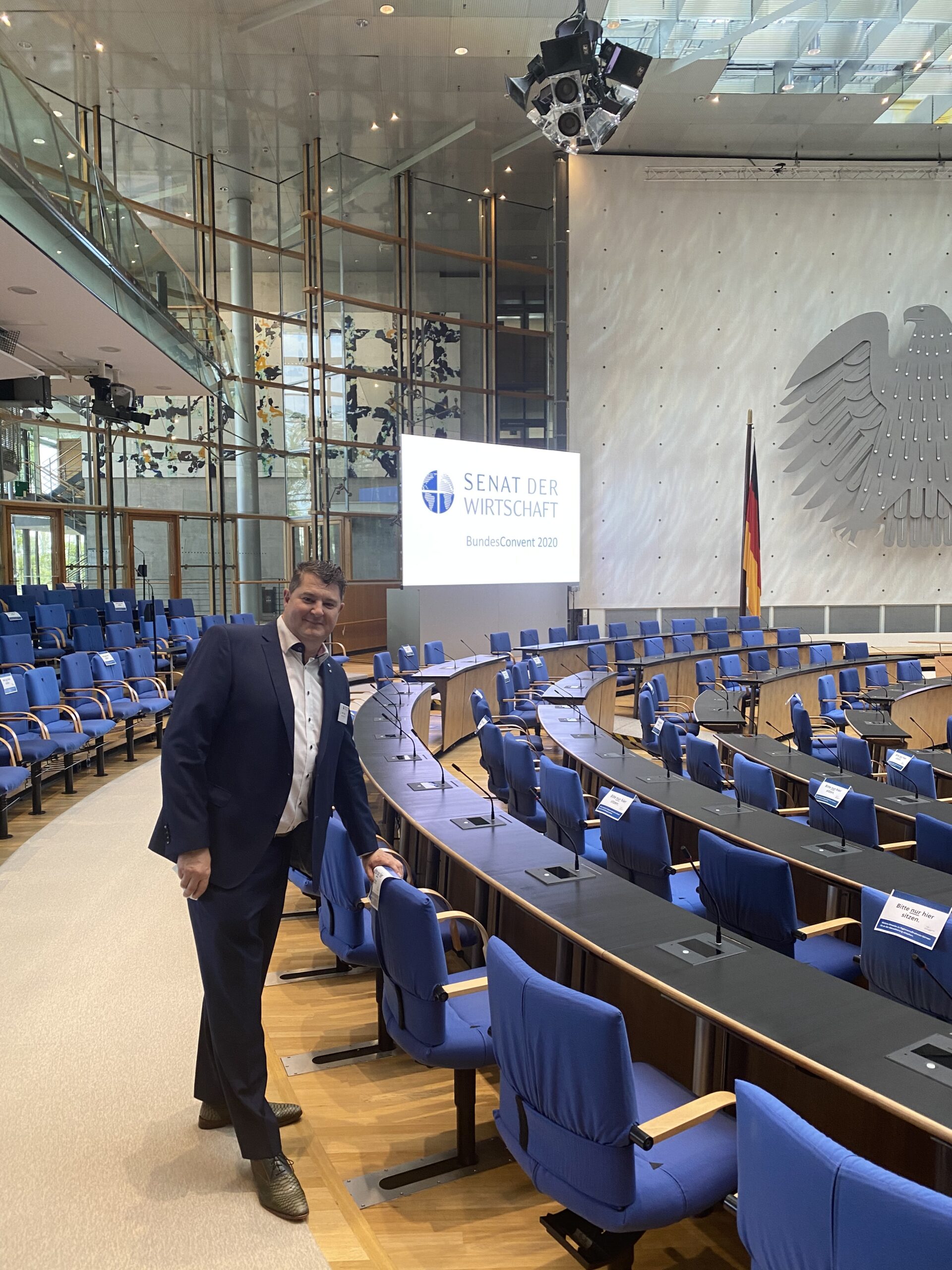 Malte C. Bayer im Plenarsaal beim Senat der Wirtschaft