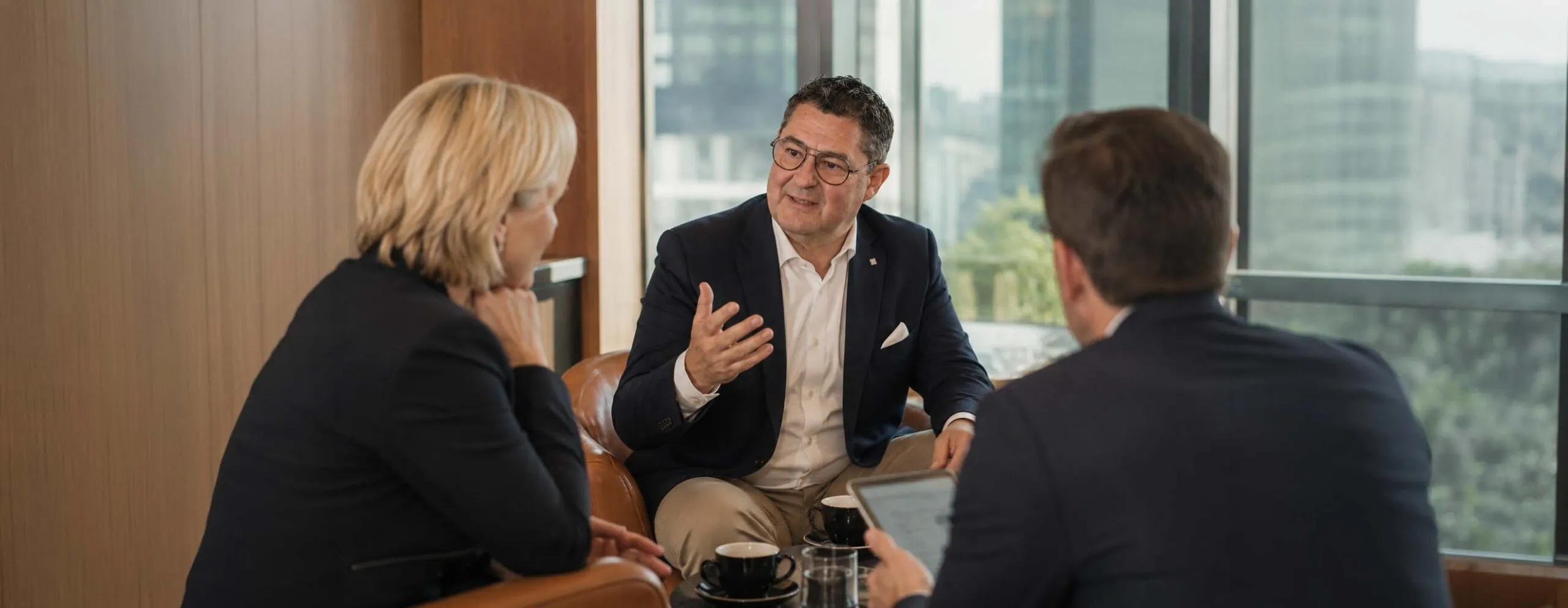 Besprechung am Konferenztisch auf Entscheider-Ebene