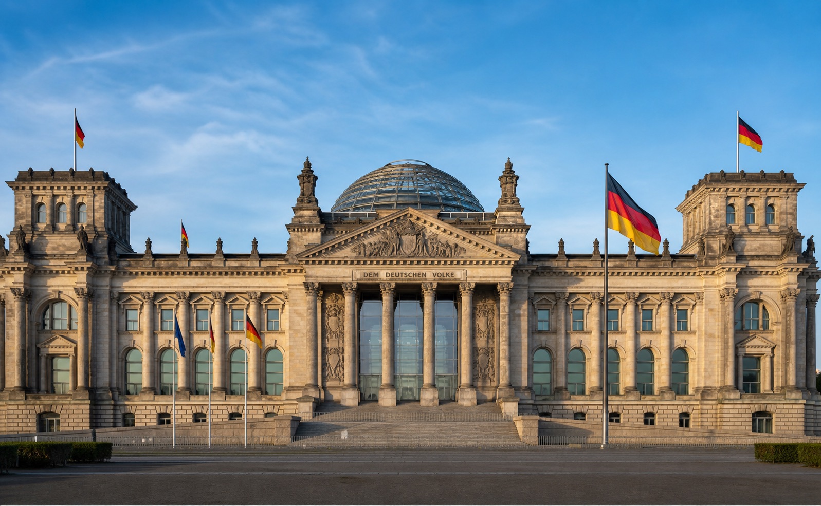 Reichstagsgebäude in Berlin mit der Inschrift Dem deutschen Volke